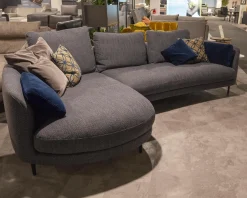 Sofa 555 Kumo Stoff 17.704 Farbe Graublau Füße Metall Aluminium Glatt Schwarz