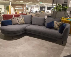 Sofa 555 Kumo Stoff 17.704 Farbe Graublau Füße Metall Aluminium Glatt Schwarz