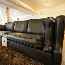 Sofa 74 Mass Bezug Leder Schwarz Gestell Mahagoni Gebeizt