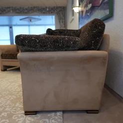 Sofa 2,5 sitzig und Sessel Batavia 619 Bezug Dunkelbraun Dunkelbeige Füße Nussbaum dunkel