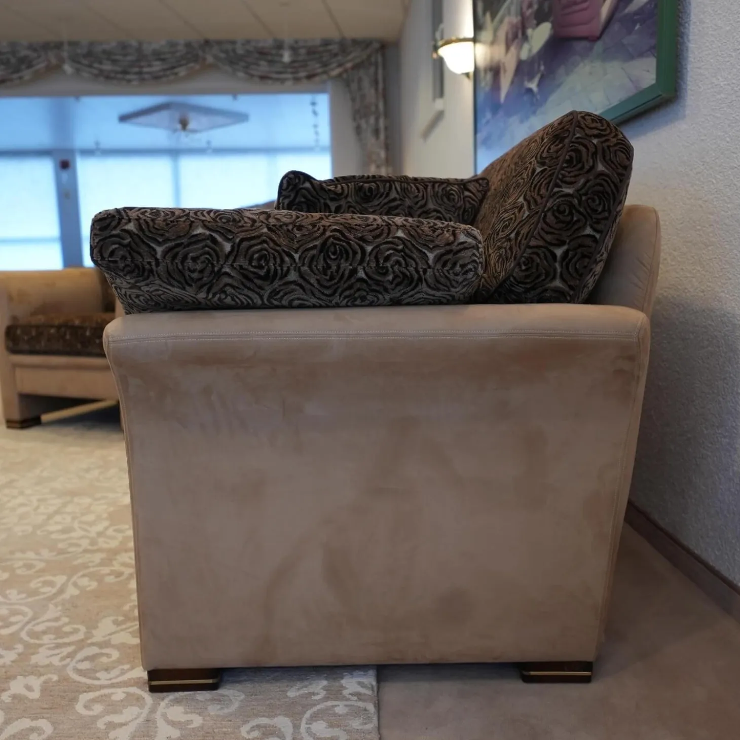 Sofa 2,5 sitzig und Sessel Batavia 619 Bezug Dunkelbraun Dunkelbeige Füße Nussbaum dunkel