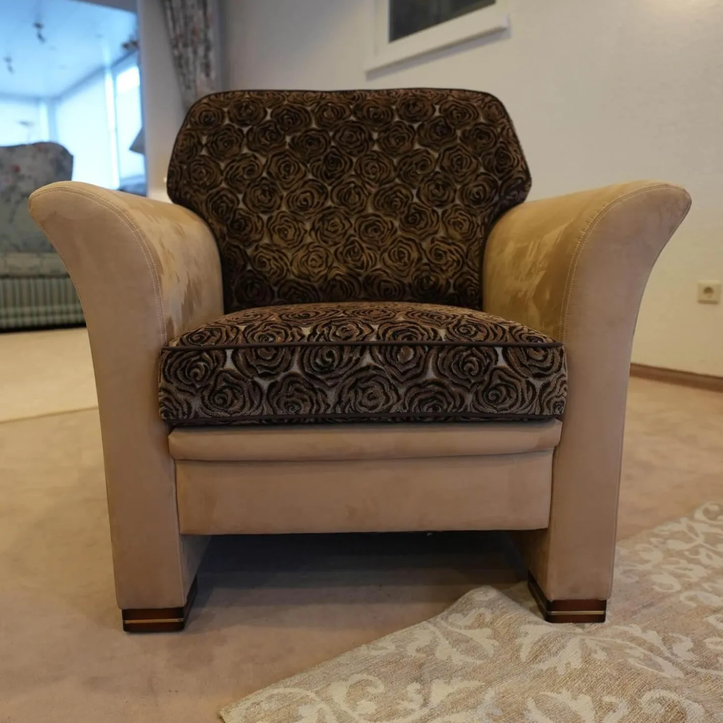 Sofa 2,5 sitzig und Sessel Batavia 619 Bezug Dunkelbraun Dunkelbeige Füße Nussbaum dunkel