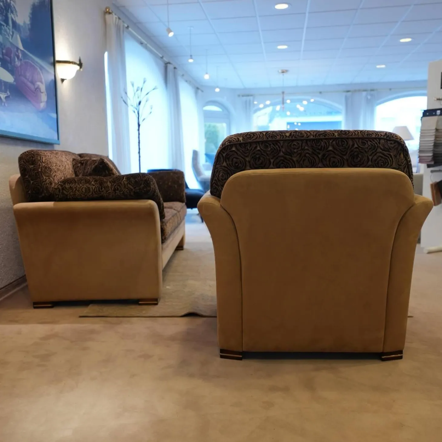 Sofa 2,5 sitzig und Sessel Batavia 619 Bezug Dunkelbraun Dunkelbeige Füße Nussbaum dunkel