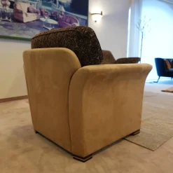 Sofa 2,5 sitzig und Sessel Batavia 619 Bezug Dunkelbraun Dunkelbeige Füße Nussbaum dunkel