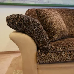 Sofa 2,5 sitzig und Sessel Batavia 619 Bezug Dunkelbraun Dunkelbeige Füße Nussbaum dunkel