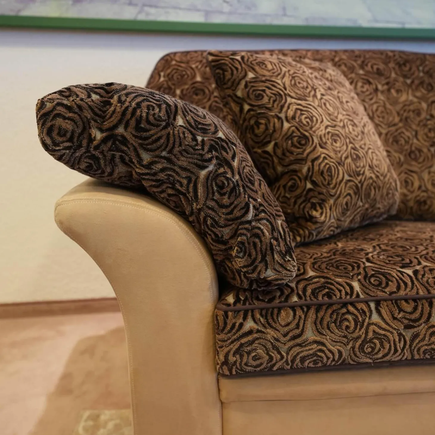 Sofa 2,5 sitzig und Sessel Batavia 619 Bezug Dunkelbraun Dunkelbeige Füße Nussbaum dunkel