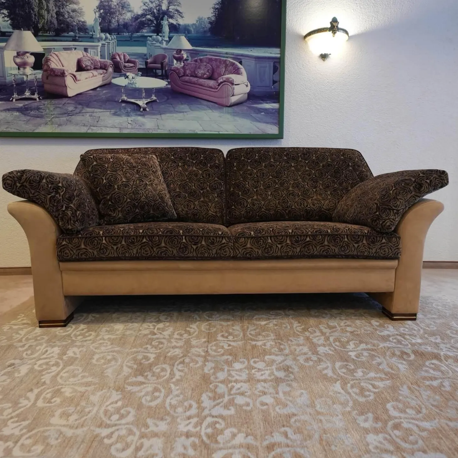 Sofa 2,5 sitzig und Sessel Batavia 619 Bezug Dunkelbraun Dunkelbeige Füße Nussbaum dunkel