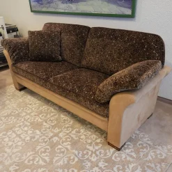 Sofa 2,5 sitzig und Sessel Batavia 619 Bezug Dunkelbraun Dunkelbeige Füße Nussbaum dunkel