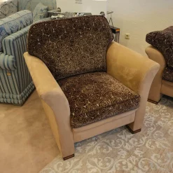 Sofa 2,5 sitzig und Sessel Batavia 619 Bezug Dunkelbraun Dunkelbeige Füße Nussbaum dunkel