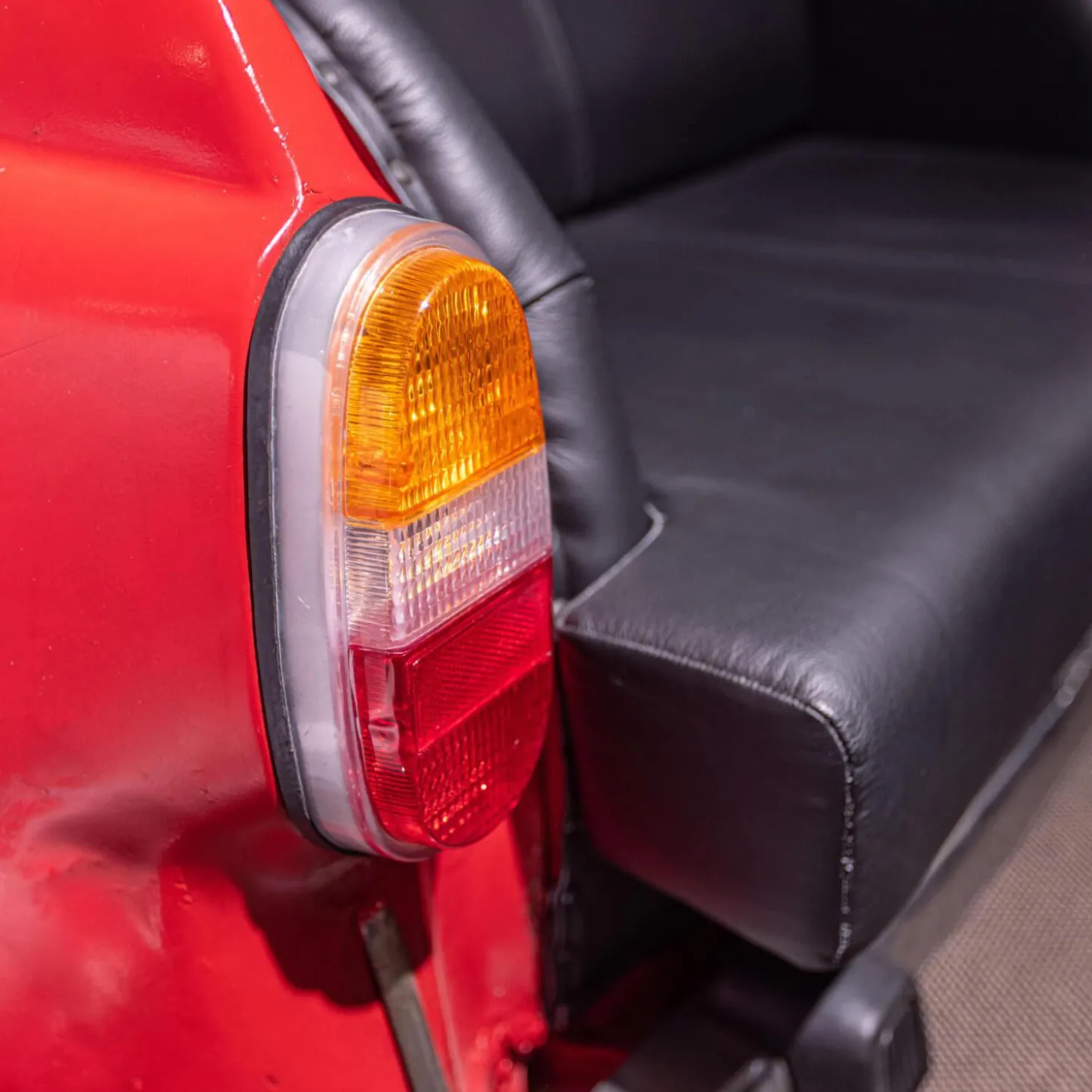 Sofa 21689 Vintage Autoform Ambassador mit Scheinwerfern Leder/Metall schwarz-rot