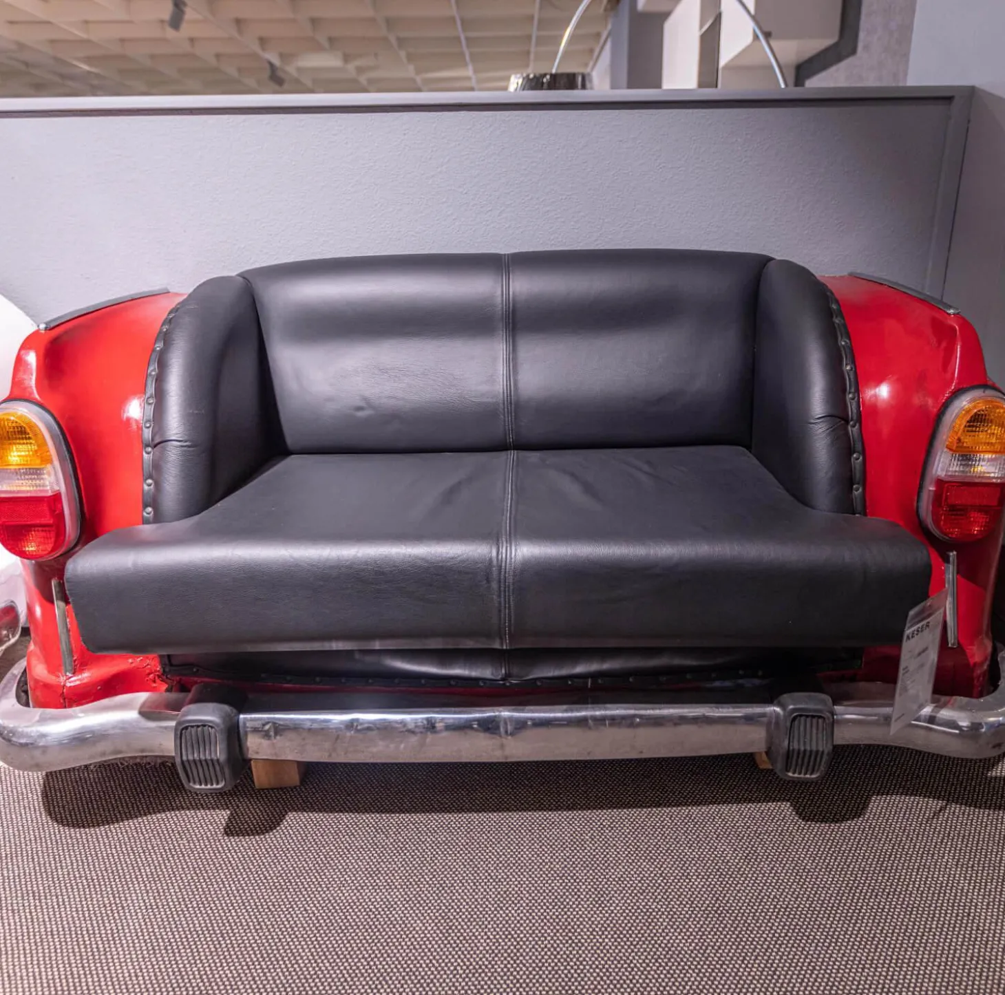 Sofa 21689 Vintage Autoform Ambassador mit Scheinwerfern Leder/Metall schwarz-rot