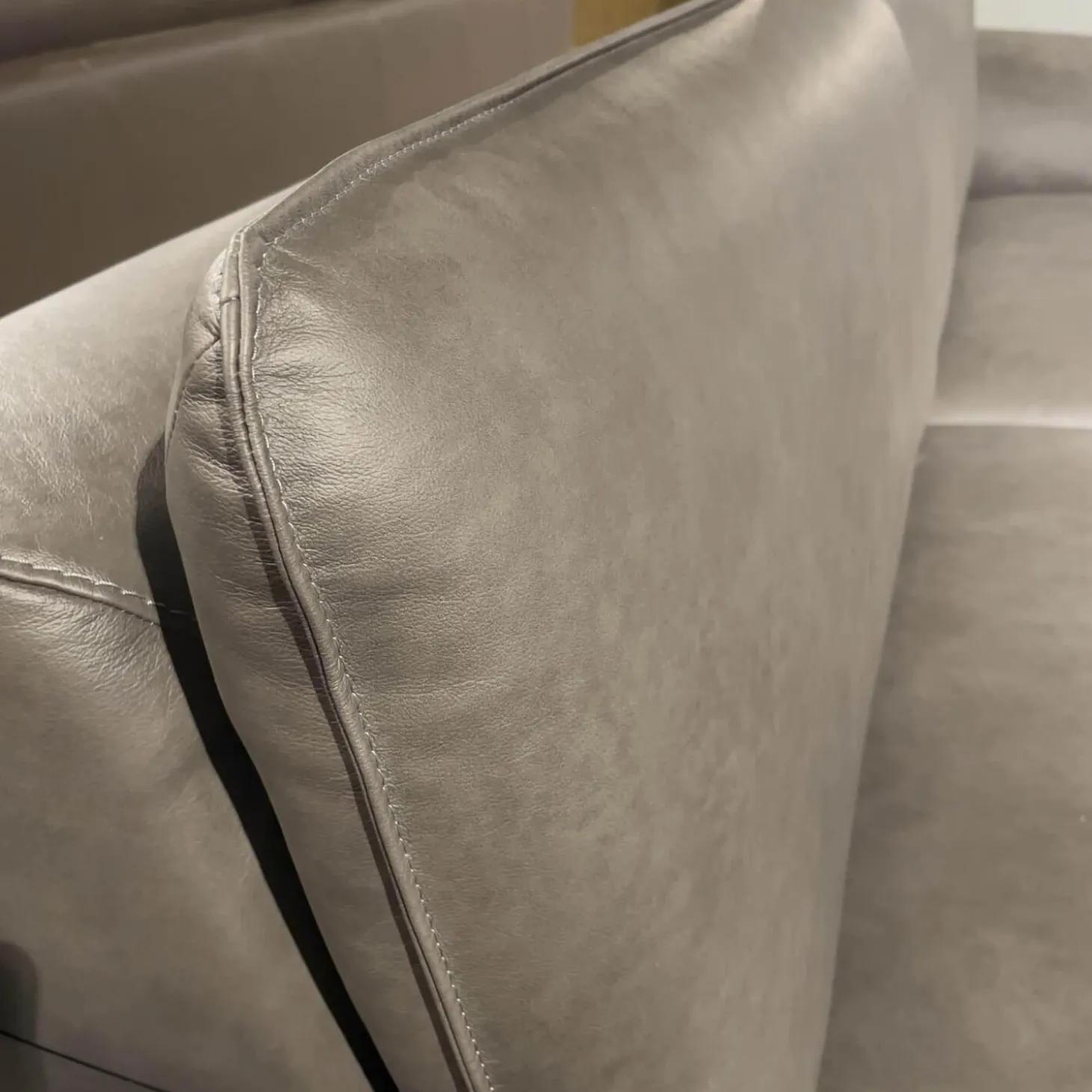 Sofa Adora Bezug Leder Kenia LG1 Grey Grau Füße Schwarz 01BL