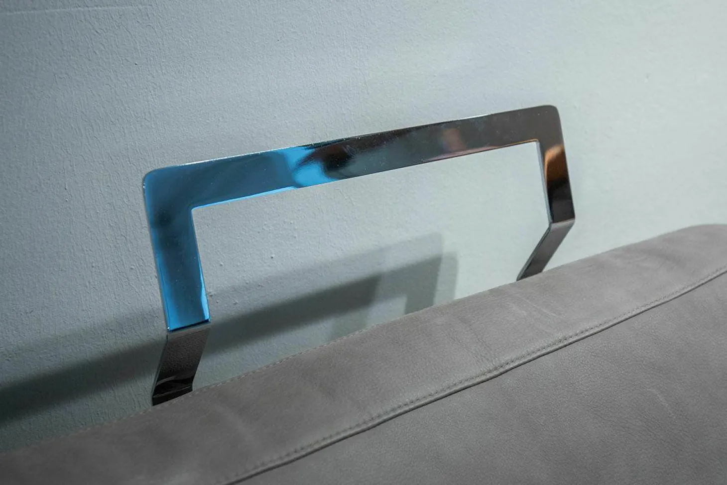 Sofa Alba Leder Taron 20 Grau Braun Gestell Schwarz Pulverbeschichtet Inklusive Kissen