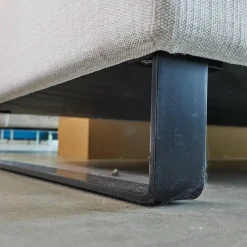 Sofa Alba M Stoff 4430 Beige Grau Fuß Schwarz Mit Integrierten Kopfstützen