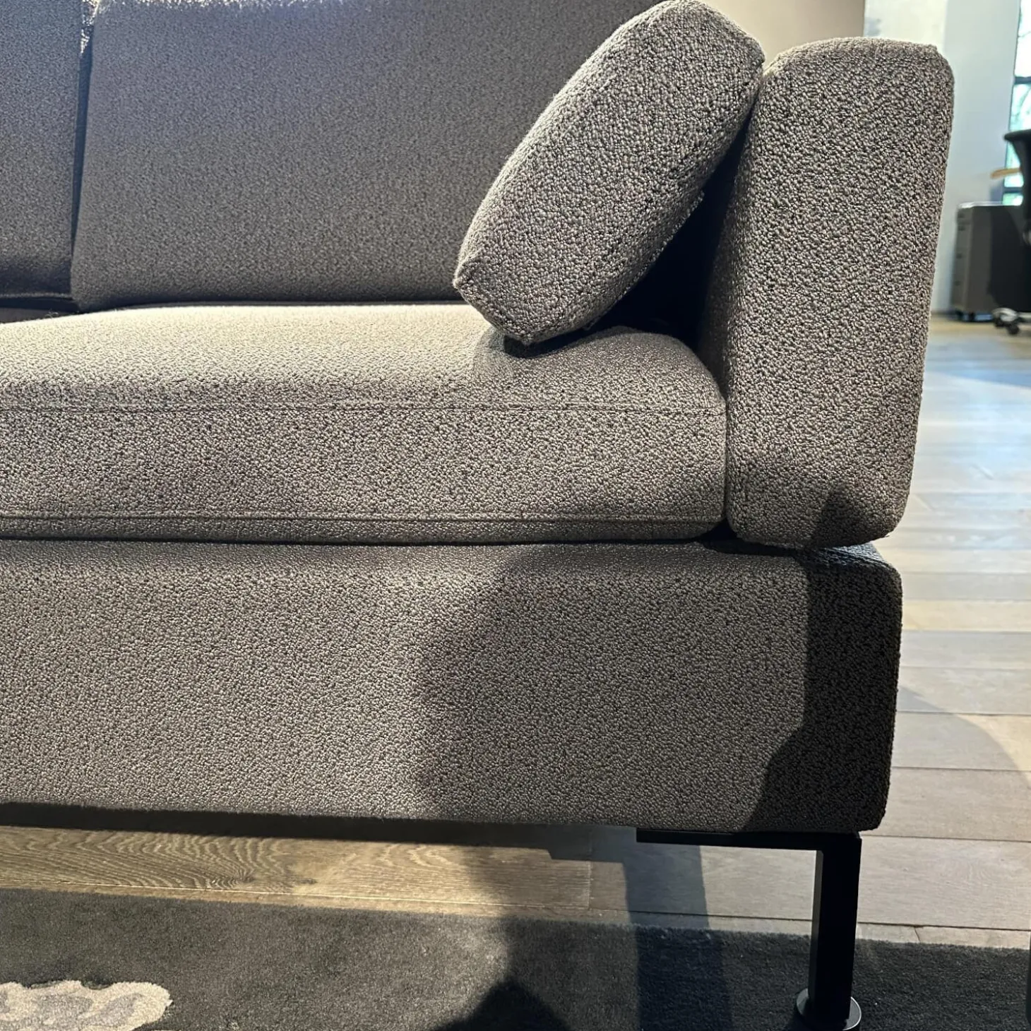 Sofa Alba Stoff 5275 96 Grau Winkelfuß Schwarz Mit Klappbaren Armlehnen