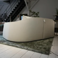 Sofa Alfred Bezug Stoff Empoli N. 930 Extra Grau Gestell Massivholz Füße Metall Brüniert Schwarz