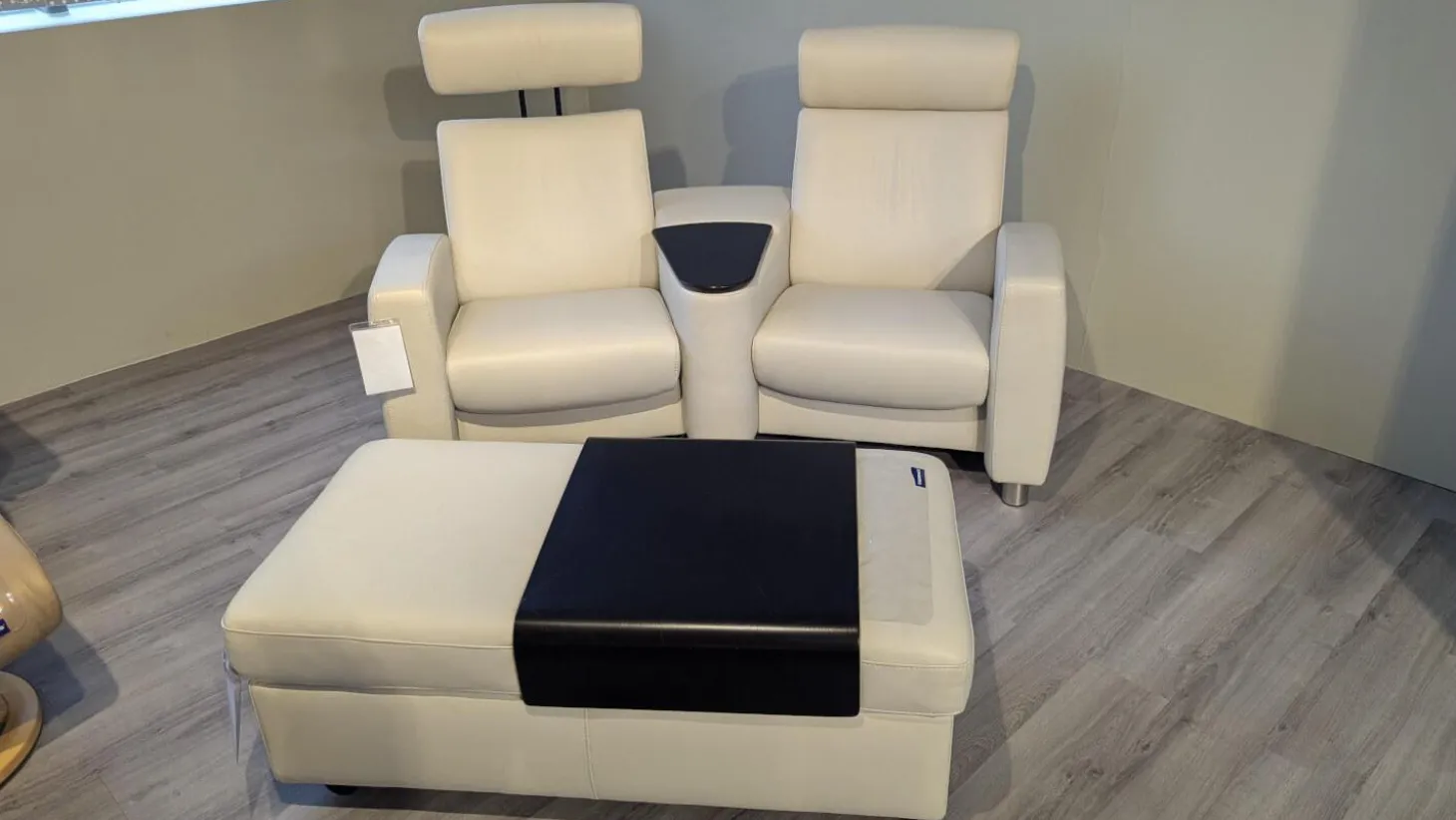 Sofa Arion Leder Paloma Light Grey Grau Stahlfuß 001 Edelstahl Poliert Holzteile Wenge Kopfstütze Höhenverstellbar Inklusive Hocker Mit Tischablage