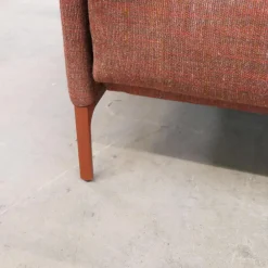 Sofa Avalanche Stoff 9202 Dunkelrot Rot Ablage Und Gestell Lack RAL 3009 Oxidrot Rot Mit Hocker