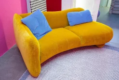 Sofa Bongo Bay Lounge Stoff 4473 0075 Currygelb mit 2 Kissen Hellblau