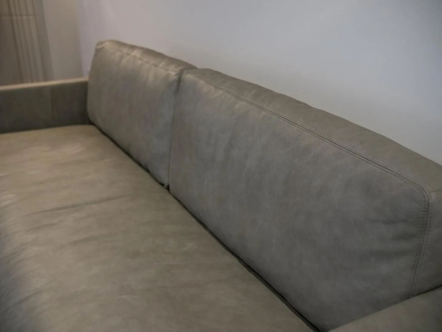 Sofa Buster 1348L Bezug Leder Rhino Grau Füße Nickel Schwarz Inklusive Kissenstützen