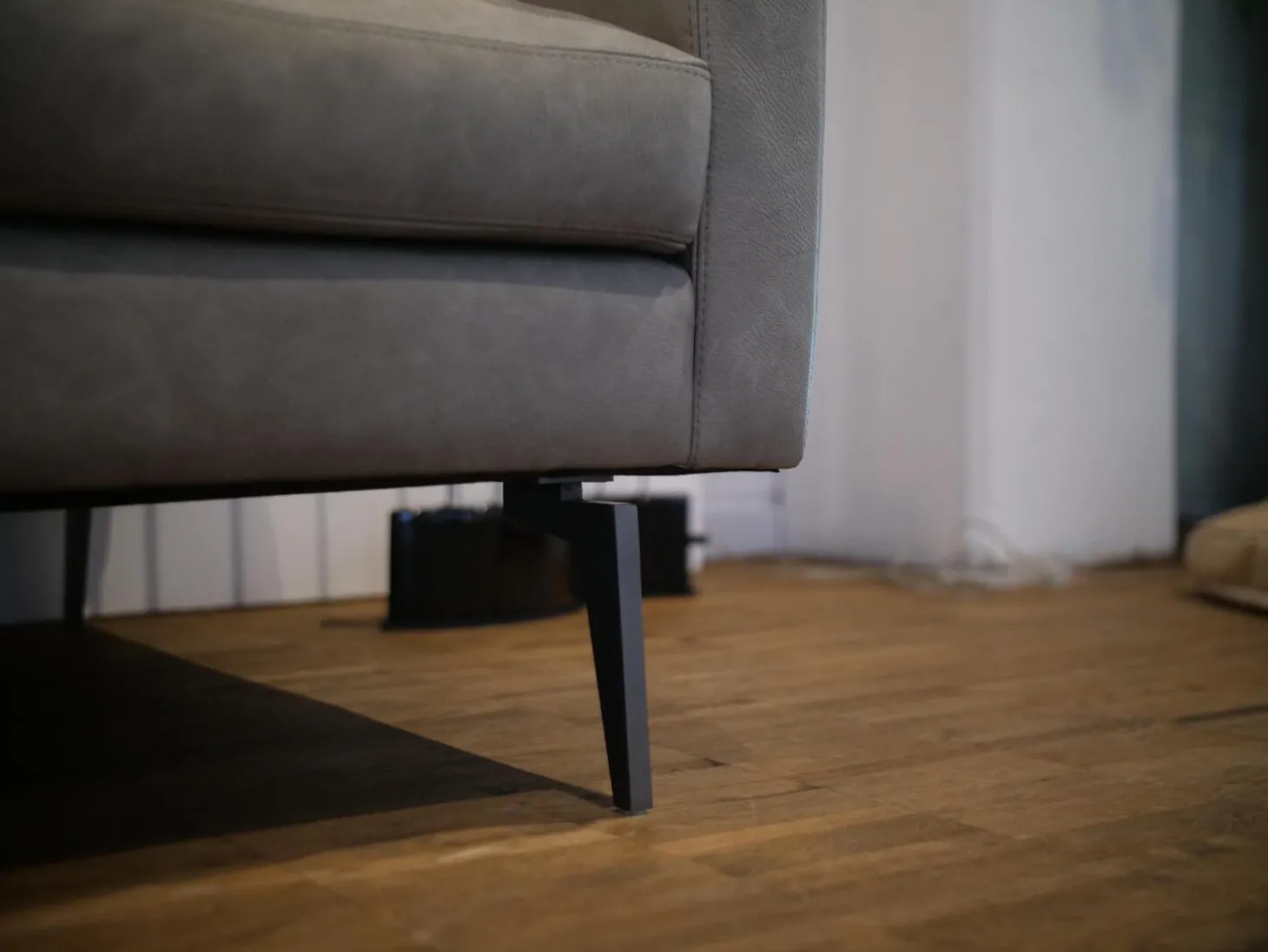 Sofa Buster 1348L Bezug Leder Rhino Grau Füße Nickel Schwarz Inklusive Kissenstützen