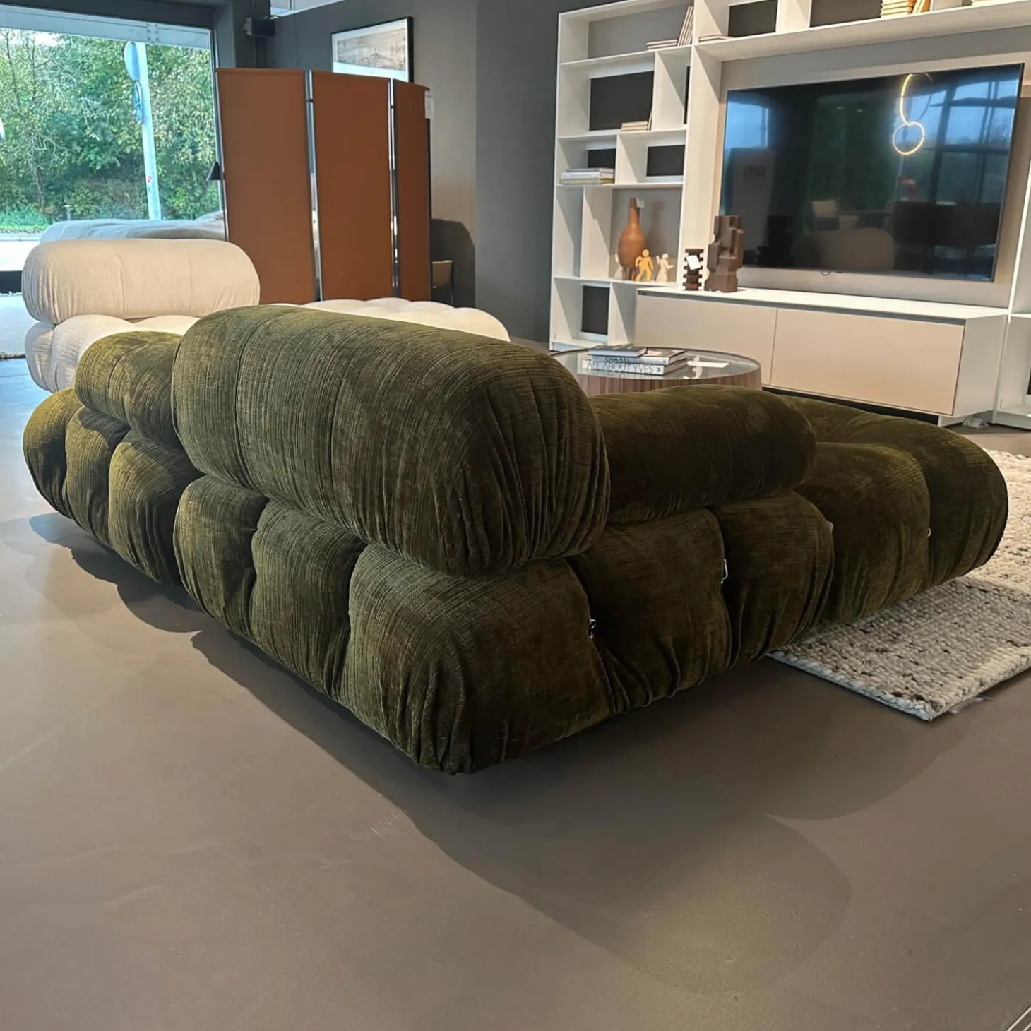 Sofa Camaleonda Stoff 400 Enia Olivgrün Extra Grün Füße Buchenholz Natur Inklusive Hocker