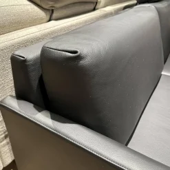 Sofa Cara 009 In Leder 38.110 Verkehrschwarz Schwarz Niedriges Rückenkissen Sitzkomfort Classic Mit Kopfstütze Und Kissen