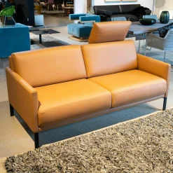 Sofa Cara Mit Kopfstütze Leder 38.111 Ockerbraun Spangenfuß Stahl Schwarz