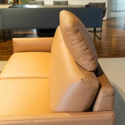 Sofa Cara Mit Kopfstütze Leder 38.111 Ockerbraun Spangenfuß Stahl Schwarz