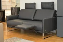 Sofa Cara SB168 Leder 38.109 Graublau Kufe Glanzchrom mit Beinauflage