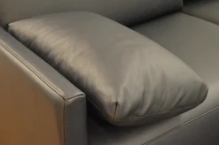 Sofa Cara SB168 Leder 38.109 Graublau Kufe Glanzchrom mit Beinauflage