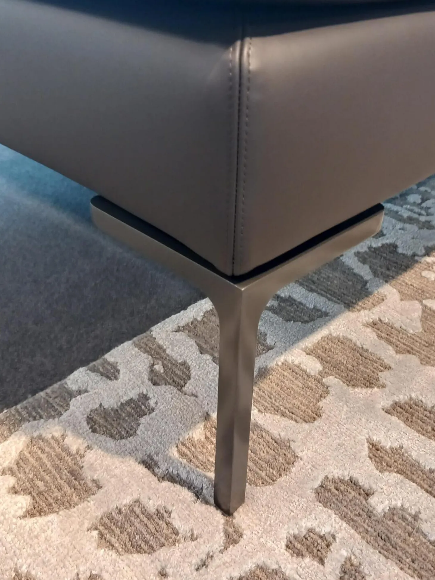 Sofa Charles Leder Gamma Schiefer Braun Grau Füße Nickel Bronzefarben Lackiert Inklusive 2 Rückenkissen