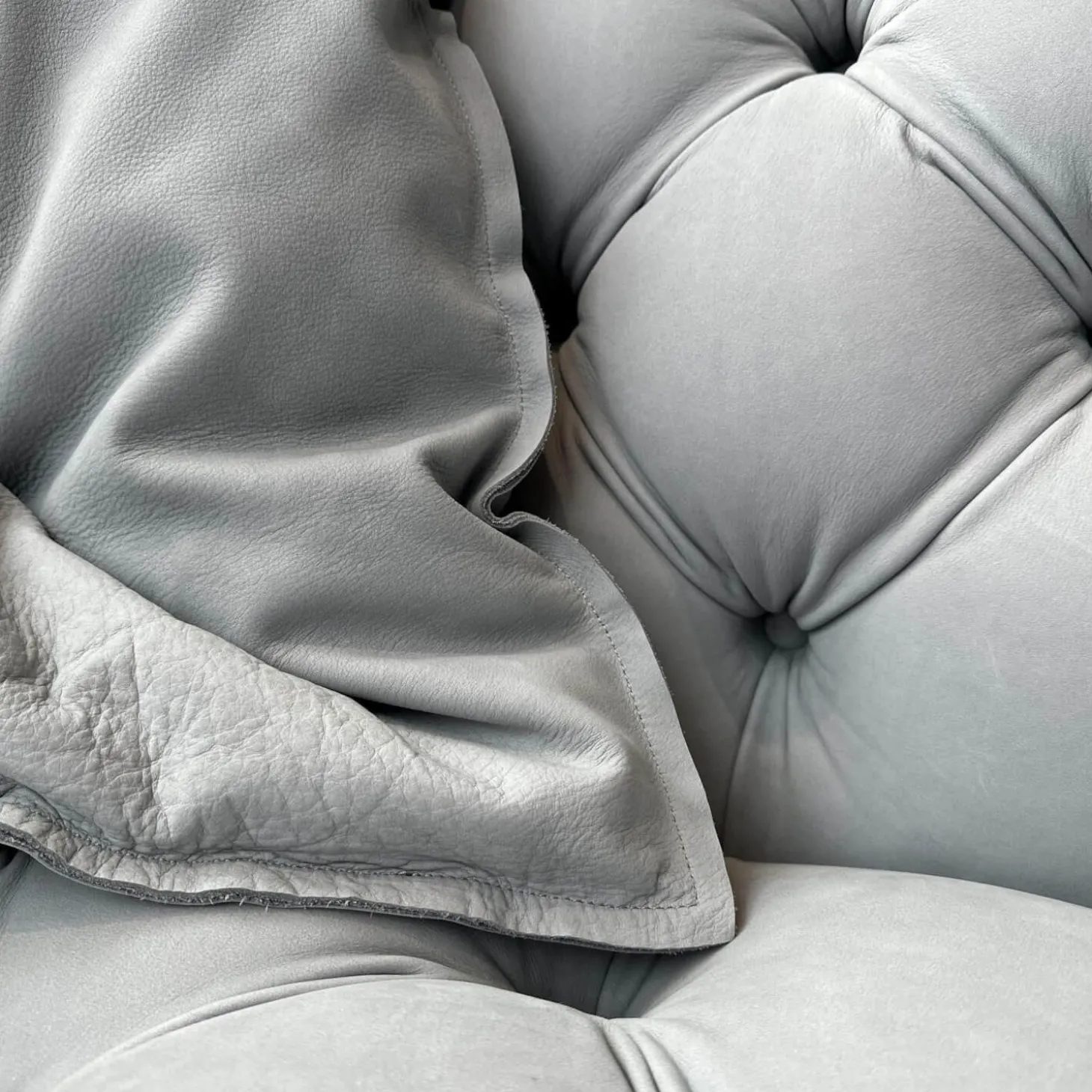 Sofa Chester Moon Leder A Kashmir Ciment Grau Füße Buche Gefärbt Wenge Inklusive Kissen Slim