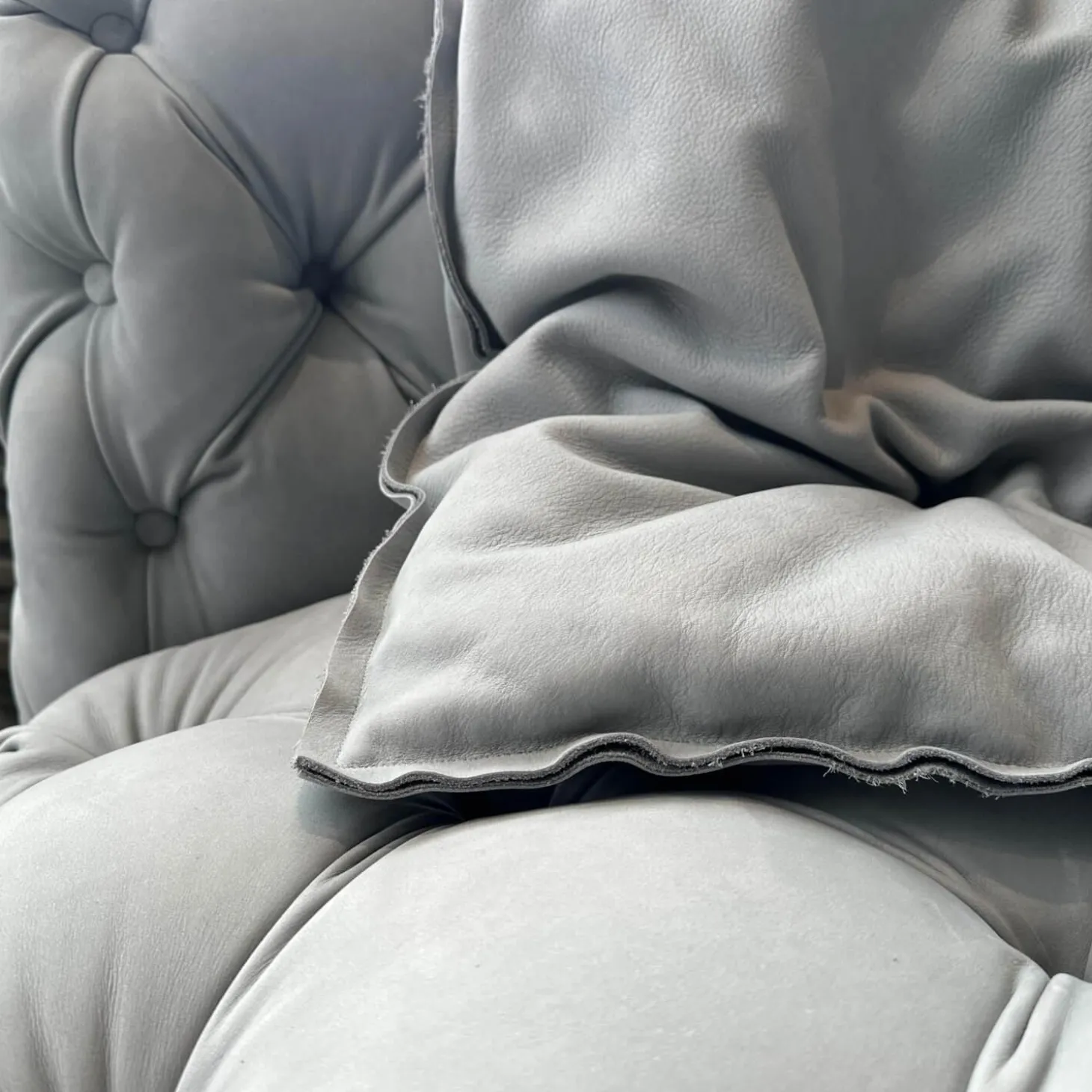 Sofa Chester Moon Leder A Kashmir Ciment Grau Füße Buche Gefärbt Wenge Inklusive Kissen Slim