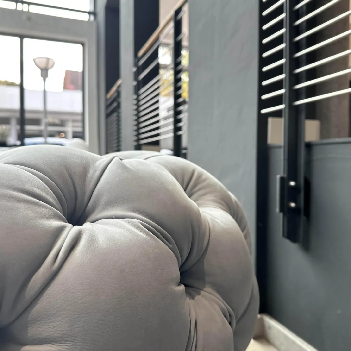 Sofa Chester Moon Leder A Kashmir Ciment Grau Füße Buche Gefärbt Wenge Inklusive Kissen Slim