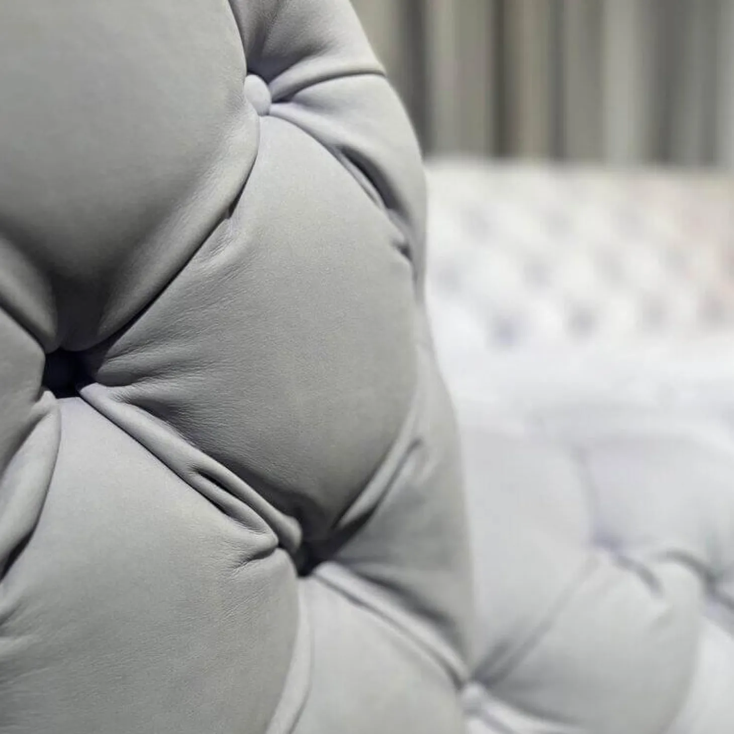 Sofa Chestermoon Bezug Leder Kashmir Lavande Grau Füße Buche Wenge Gebeizt