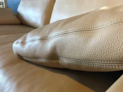 Sofa Classics 100 Leder 43.450 Beige mit Armlehnkissen