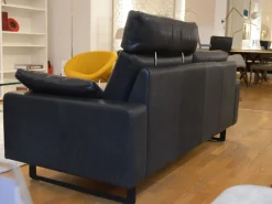 Sofa Conseta 87 Bodenfrei Leder 913 Puro Schwarz mit 2 Kissen und Kopfstütze
