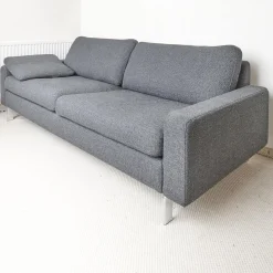 Sofa Conseta Bezug Stoff 5010 Anthrazit Schmalfuß Chrom Bodenfrei Inklusive 2 Kissen