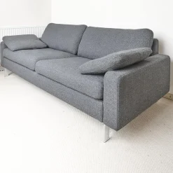 Sofa Conseta Bezug Stoff 5010 Anthrazit Schmalfuß Chrom Bodenfrei Inklusive 2 Kissen