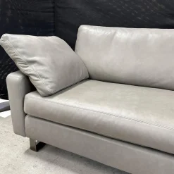 Sofa Conseta Leder Puro 911 Schlamm Grau Braun Metallkufen Schwarzchrom Inklusive 2 Armlehnkissen