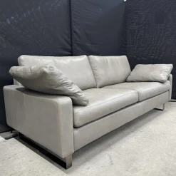 Sofa Conseta Leder Puro 911 Schlamm Grau Braun Metallkufen Schwarzchrom Inklusive 2 Armlehnkissen