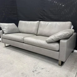 Sofa Conseta Leder Puro 911 Schlamm Grau Braun Metallkufen Schwarzchrom Inklusive 2 Armlehnkissen
