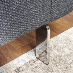Sofa Conseta Stoff 5010 Anthrazit Schmalfuß Metall Verchromt mit Kissen und Kopfstütze