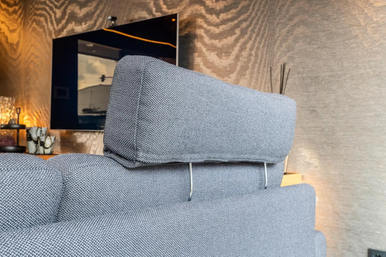 Sofa Conseta Stoff 10068 Asphalt Grau Bodenfrei Metallkufen Schwarz Pulverbeschichtet Mit Armlehnen Und Kopfstütze