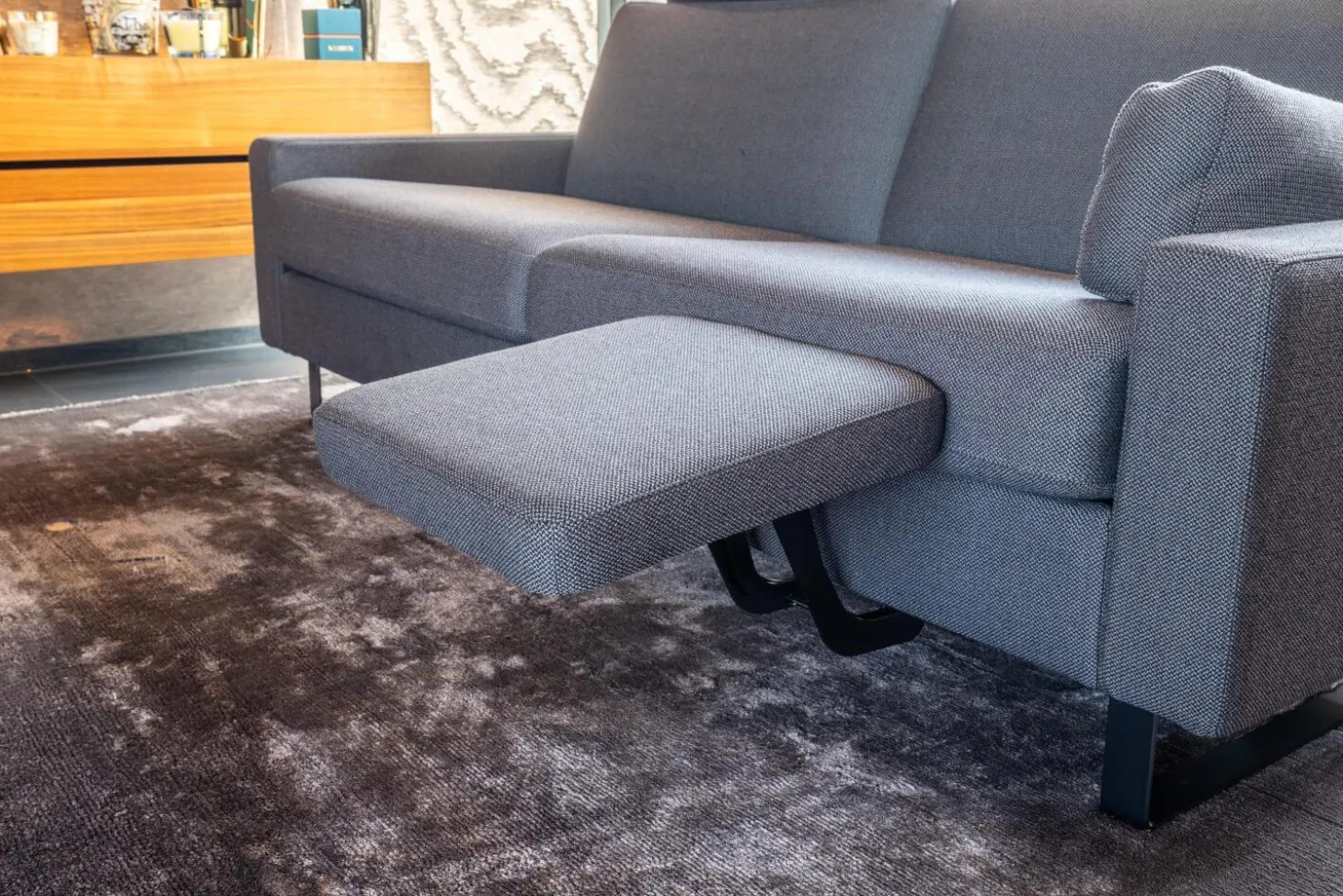 Sofa Conseta Stoff 10068 Asphalt Grau Bodenfrei Metallkufen Schwarz Pulverbeschichtet Mit Armlehnen Und Kopfstütze