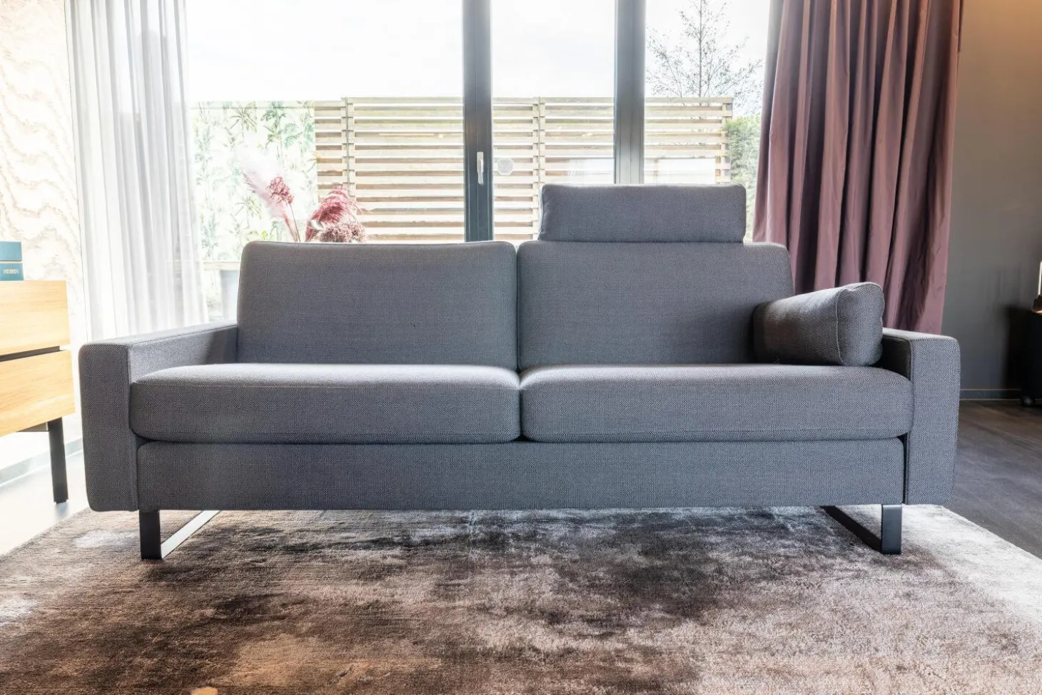 Sofa Conseta Stoff 10068 Asphalt Grau Bodenfrei Metallkufen Schwarz Pulverbeschichtet Mit Armlehnen Und Kopfstütze