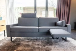 Sofa Conseta Stoff 10068 Asphalt Grau Bodenfrei Metallkufen Schwarz Pulverbeschichtet Mit Armlehnen Und Kopfstütze