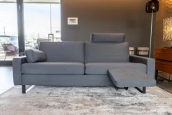 Sofa Conseta Stoff 10068 Asphalt Grau Bodenfrei Metallkufen Schwarz Pulverbeschichtet Mit Armlehnen Und Kopfstütze