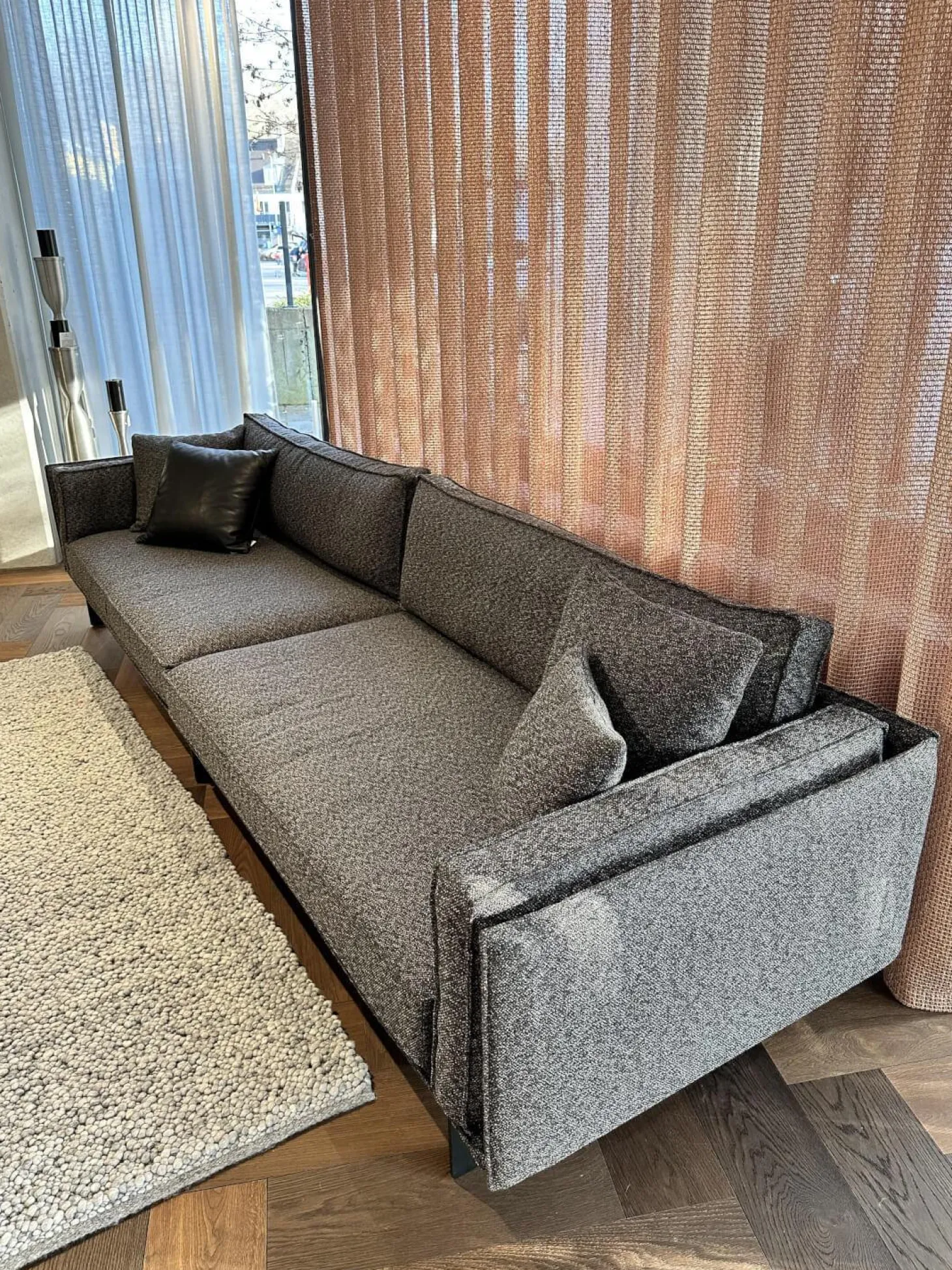 Sofa Cube Air Stoff Mara IP1763 494 Grau Füße Metallkufe Schwarz Mit Kissen